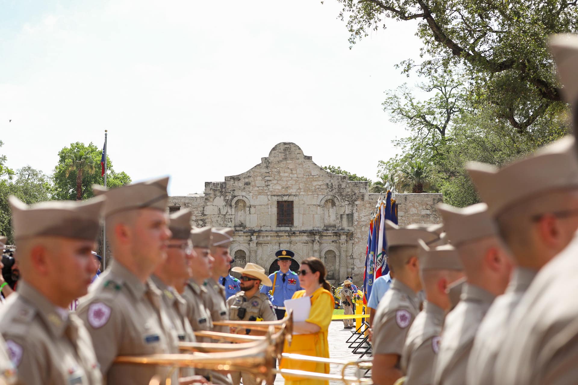 A band in between the Alamo.